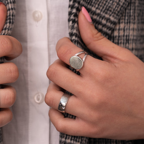 Personalized Elegant Oval "V" Ring